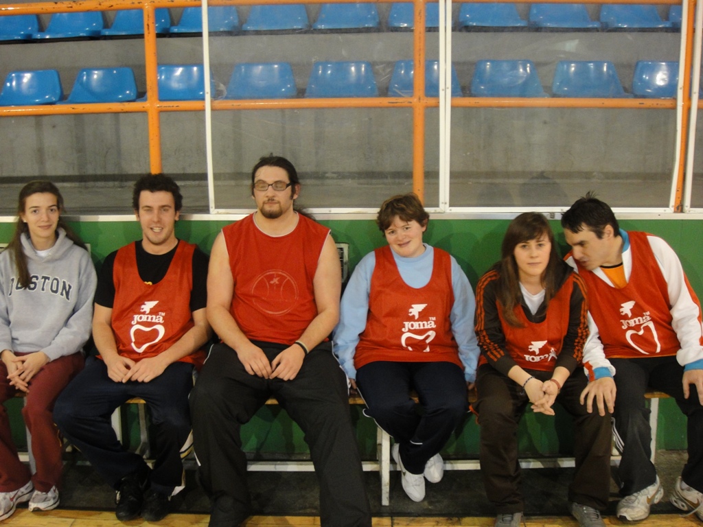 Deportistas de Aviva en baloncesto